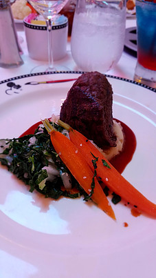 Beef tenderloin with carrots and greens